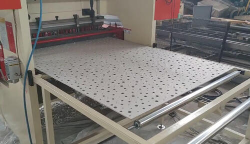 آلة حفر ألواح الجبس ستُسلم إلى المصنع في تايلاند.