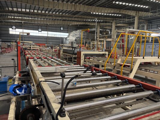 سعر جيد آلة تغليف PVC الأوتوماتيكية لألواح الجبس بعرض تغليف فعال 1300 مم، ونظام PLC، وبسعة إنتاجية 2-6 مليون متر مربع/سنة الانترنت