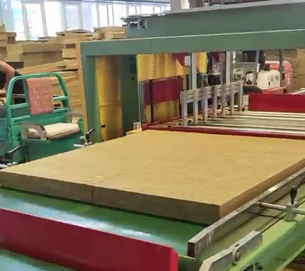 سعر جيد خط إنتاج ألواح الصوف المعدني الخاضع لسيطرة PLC مع 1200-2400mm عرض اللوحة و 80-200kg / m3 الكثافة الانترنت