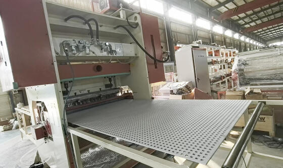 سعر جيد آلة ثقب ألواح CNC التلقائية بضغط 200T 50 مرة / دقيقة سرعة و 1220mm عرض ثقب للوحة الأسمنت الألياف الجبس MDF الانترنت
