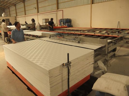 PVC / الألومنيوم احباط أقل آلة التصفيح العمل مع ميزات تلقائية عالية