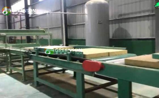 سعر جيد آلة تصنيع ألواح الصوف الصخري التلقائية مع عرض لوح 1200-2400mm ، كثافة 80-200kg / m3 ، والتحكم PLC للدقة الانترنت