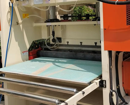 آلة ثقب لوحة الجبس عالية الكفاءة مع التحكم المركزي للحاسوب ، عرض ثقب 1220 مم ، وأشكال ثقوب متعددة